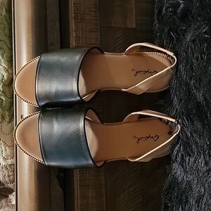 Qupid Desmond slingback sandal.  Black and tan.  Size 6.5